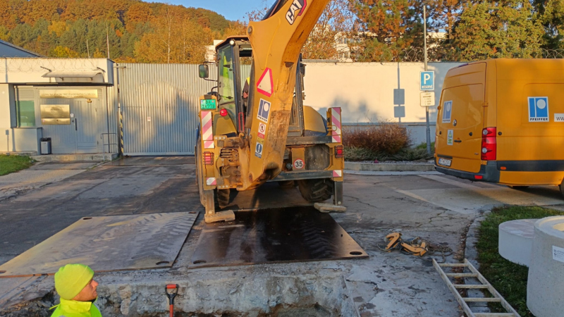 Bezvýkopové technológie / Rekonštrukcia hlavnej kanalizácie a re